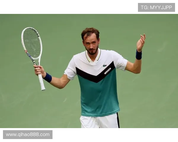 梅德韦杰夫强势晋级中网男单四强再掀硬地赛场竞争风潮备受瞩目之战